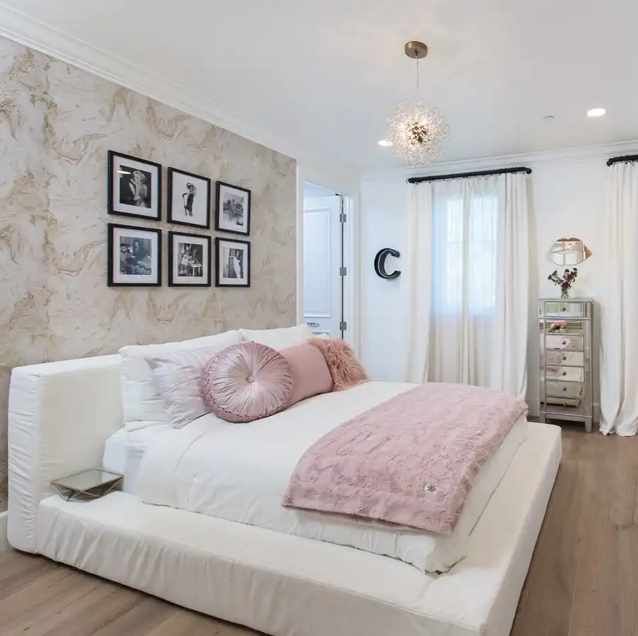 12 Teen Girl Bedroom Aesthetics to Copy You'll Love 12 11. Hollywood Glam Photo Wall Bedroom